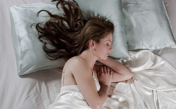 Làm thế nào để chăm sóc tóc uốn giữ nếp tự nhiên khi ngủ?