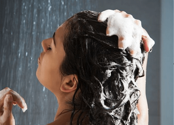 Gội đầu và chăm sóc tóc bằng nước mát
