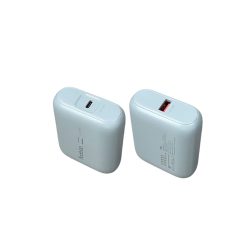 Pin sạc dự phòng Yoobao PD20 Mini 10000mAh, sạc nhanh 20W, 2 cổng input, nhỏ gọn, tiện lợi mang theo, an toàn, tương thích nhiều thiết bị.