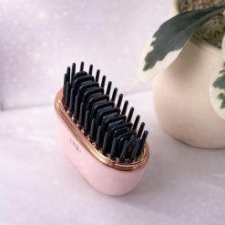 Lược điện OVIE HB-208 nhỏ gọn, sạc USB Type-C, 3 mức nhiệt, tạo tóc suôn mượt, bóng khỏe, tiết kiệm năng lượng và dễ sử dụng mọi lúc mọi nơi.